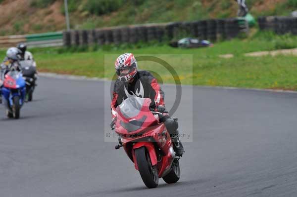 Mallory park Leicestershire;Mallory park photographs;Motorcycle action photographs;event digital images;eventdigitalimages;mallory park;no limits trackday;peter wileman photography;trackday;trackday digital images;trackday photos