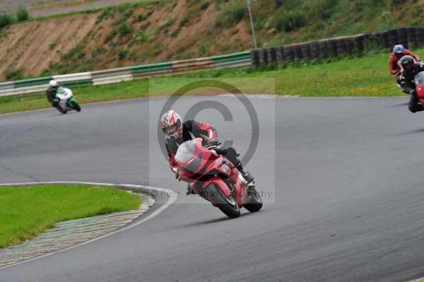 Mallory park Leicestershire;Mallory park photographs;Motorcycle action photographs;event digital images;eventdigitalimages;mallory park;no limits trackday;peter wileman photography;trackday;trackday digital images;trackday photos
