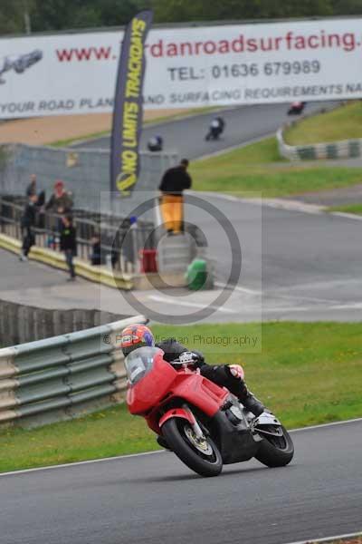 Mallory park Leicestershire;Mallory park photographs;Motorcycle action photographs;event digital images;eventdigitalimages;mallory park;no limits trackday;peter wileman photography;trackday;trackday digital images;trackday photos