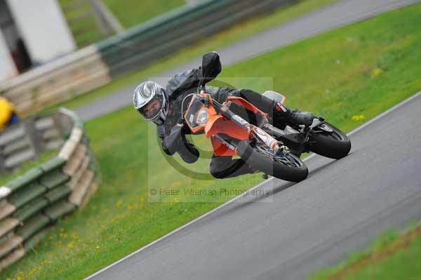 Mallory park Leicestershire;Mallory park photographs;Motorcycle action photographs;event digital images;eventdigitalimages;mallory park;no limits trackday;peter wileman photography;trackday;trackday digital images;trackday photos