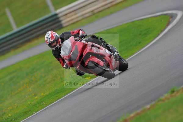 Mallory park Leicestershire;Mallory park photographs;Motorcycle action photographs;event digital images;eventdigitalimages;mallory park;no limits trackday;peter wileman photography;trackday;trackday digital images;trackday photos