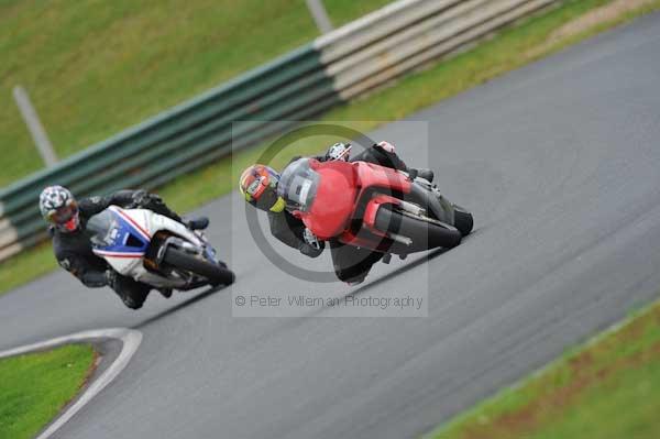 Mallory park Leicestershire;Mallory park photographs;Motorcycle action photographs;event digital images;eventdigitalimages;mallory park;no limits trackday;peter wileman photography;trackday;trackday digital images;trackday photos