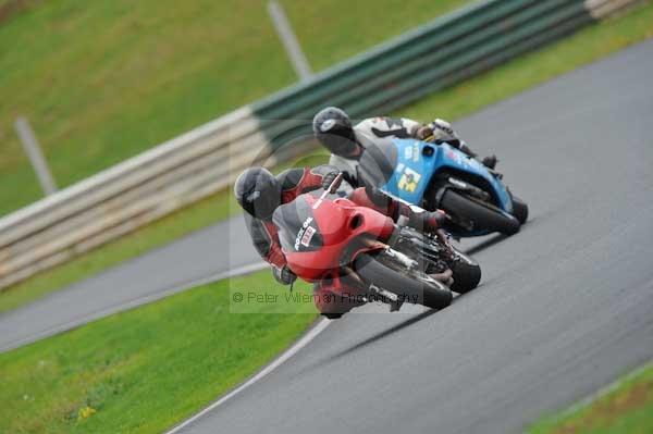 Mallory park Leicestershire;Mallory park photographs;Motorcycle action photographs;event digital images;eventdigitalimages;mallory park;no limits trackday;peter wileman photography;trackday;trackday digital images;trackday photos