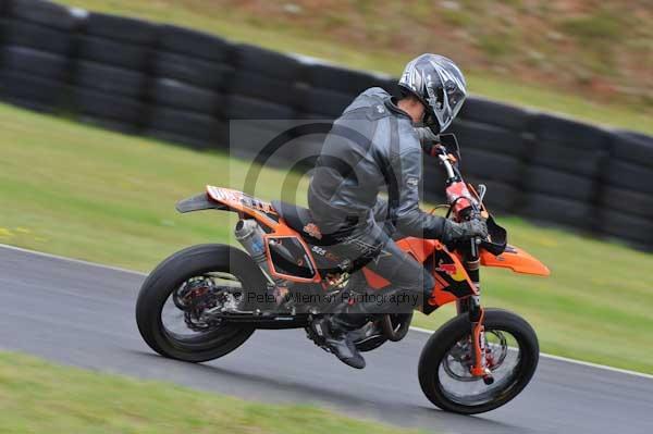 Mallory park Leicestershire;Mallory park photographs;Motorcycle action photographs;event digital images;eventdigitalimages;mallory park;no limits trackday;peter wileman photography;trackday;trackday digital images;trackday photos