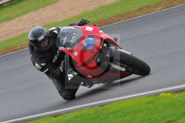 Mallory park Leicestershire;Mallory park photographs;Motorcycle action photographs;event digital images;eventdigitalimages;mallory park;no limits trackday;peter wileman photography;trackday;trackday digital images;trackday photos