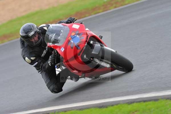 Mallory park Leicestershire;Mallory park photographs;Motorcycle action photographs;event digital images;eventdigitalimages;mallory park;no limits trackday;peter wileman photography;trackday;trackday digital images;trackday photos