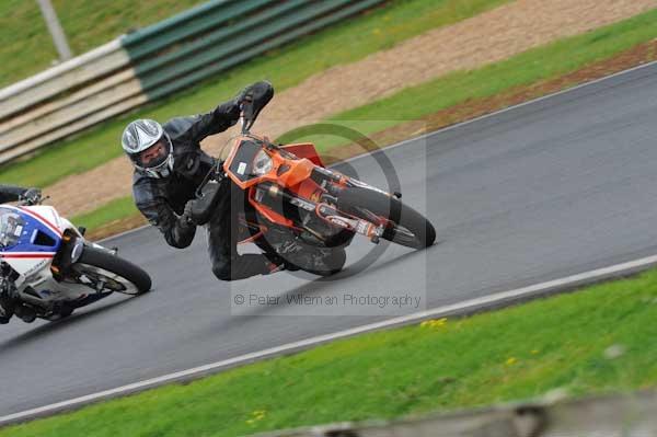 Mallory park Leicestershire;Mallory park photographs;Motorcycle action photographs;event digital images;eventdigitalimages;mallory park;no limits trackday;peter wileman photography;trackday;trackday digital images;trackday photos