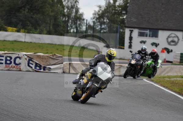 Mallory park Leicestershire;Mallory park photographs;Motorcycle action photographs;event digital images;eventdigitalimages;mallory park;no limits trackday;peter wileman photography;trackday;trackday digital images;trackday photos