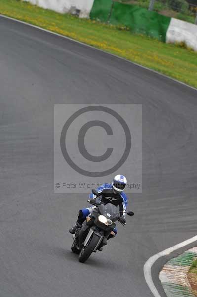 Mallory park Leicestershire;Mallory park photographs;Motorcycle action photographs;event digital images;eventdigitalimages;mallory park;no limits trackday;peter wileman photography;trackday;trackday digital images;trackday photos