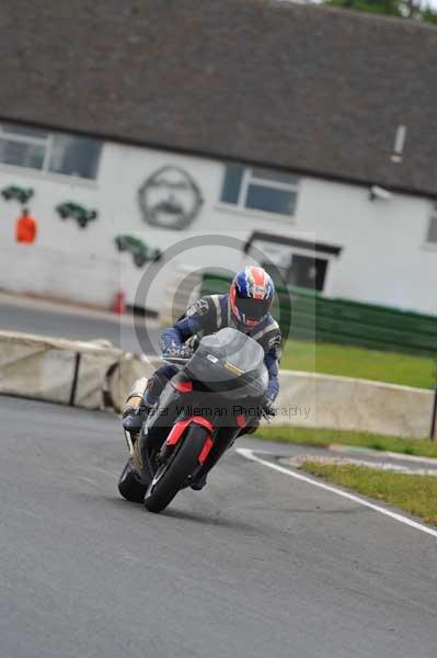 Mallory park Leicestershire;Mallory park photographs;Motorcycle action photographs;event digital images;eventdigitalimages;mallory park;no limits trackday;peter wileman photography;trackday;trackday digital images;trackday photos