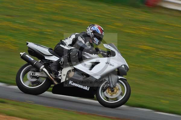 Mallory park Leicestershire;Mallory park photographs;Motorcycle action photographs;event digital images;eventdigitalimages;mallory park;no limits trackday;peter wileman photography;trackday;trackday digital images;trackday photos