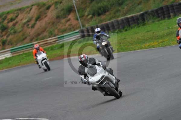 Mallory park Leicestershire;Mallory park photographs;Motorcycle action photographs;event digital images;eventdigitalimages;mallory park;no limits trackday;peter wileman photography;trackday;trackday digital images;trackday photos