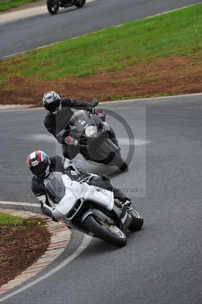 Mallory park Leicestershire;Mallory park photographs;Motorcycle action photographs;event digital images;eventdigitalimages;mallory park;no limits trackday;peter wileman photography;trackday;trackday digital images;trackday photos