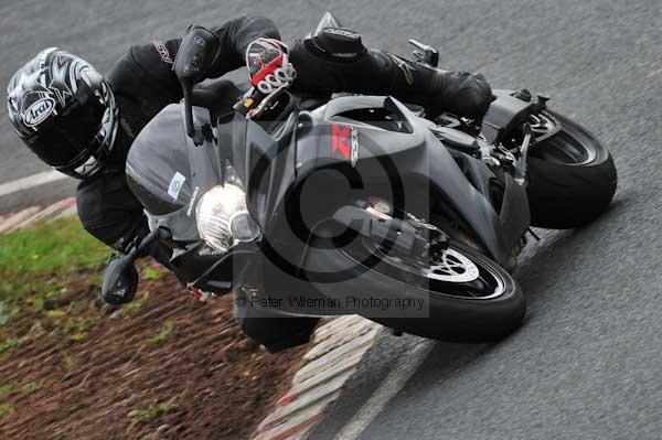 Mallory park Leicestershire;Mallory park photographs;Motorcycle action photographs;event digital images;eventdigitalimages;mallory park;no limits trackday;peter wileman photography;trackday;trackday digital images;trackday photos
