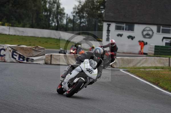 Mallory park Leicestershire;Mallory park photographs;Motorcycle action photographs;event digital images;eventdigitalimages;mallory park;no limits trackday;peter wileman photography;trackday;trackday digital images;trackday photos