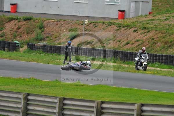 Mallory park Leicestershire;Mallory park photographs;Motorcycle action photographs;event digital images;eventdigitalimages;mallory park;no limits trackday;peter wileman photography;trackday;trackday digital images;trackday photos