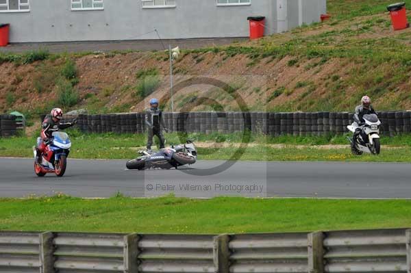 Mallory park Leicestershire;Mallory park photographs;Motorcycle action photographs;event digital images;eventdigitalimages;mallory park;no limits trackday;peter wileman photography;trackday;trackday digital images;trackday photos