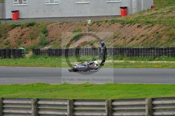 Mallory park Leicestershire;Mallory park photographs;Motorcycle action photographs;event digital images;eventdigitalimages;mallory park;no limits trackday;peter wileman photography;trackday;trackday digital images;trackday photos