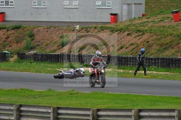 Mallory park Leicestershire;Mallory park photographs;Motorcycle action photographs;event digital images;eventdigitalimages;mallory park;no limits trackday;peter wileman photography;trackday;trackday digital images;trackday photos