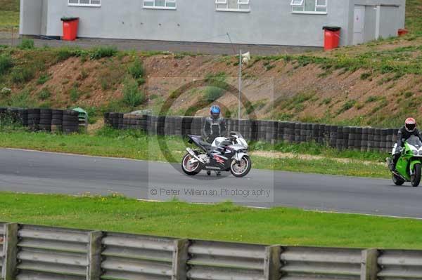 Mallory park Leicestershire;Mallory park photographs;Motorcycle action photographs;event digital images;eventdigitalimages;mallory park;no limits trackday;peter wileman photography;trackday;trackday digital images;trackday photos