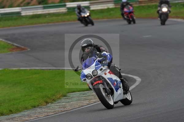 Mallory park Leicestershire;Mallory park photographs;Motorcycle action photographs;event digital images;eventdigitalimages;mallory park;no limits trackday;peter wileman photography;trackday;trackday digital images;trackday photos