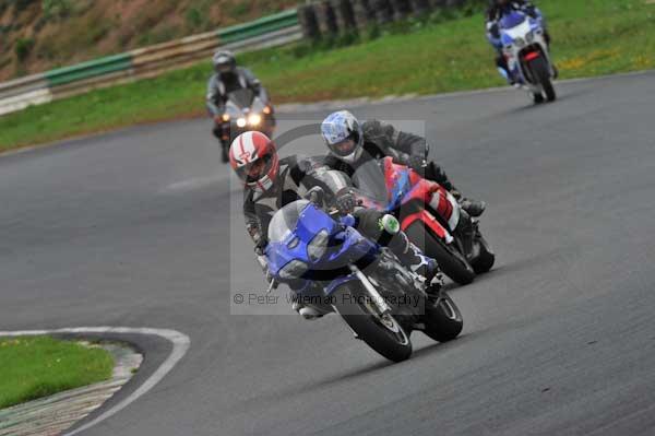 Mallory park Leicestershire;Mallory park photographs;Motorcycle action photographs;event digital images;eventdigitalimages;mallory park;no limits trackday;peter wileman photography;trackday;trackday digital images;trackday photos