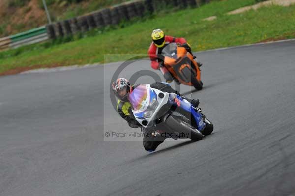 Mallory park Leicestershire;Mallory park photographs;Motorcycle action photographs;event digital images;eventdigitalimages;mallory park;no limits trackday;peter wileman photography;trackday;trackday digital images;trackday photos