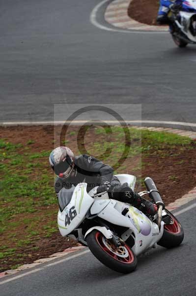 Mallory park Leicestershire;Mallory park photographs;Motorcycle action photographs;event digital images;eventdigitalimages;mallory park;no limits trackday;peter wileman photography;trackday;trackday digital images;trackday photos