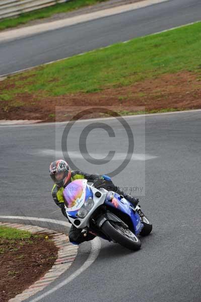 Mallory park Leicestershire;Mallory park photographs;Motorcycle action photographs;event digital images;eventdigitalimages;mallory park;no limits trackday;peter wileman photography;trackday;trackday digital images;trackday photos