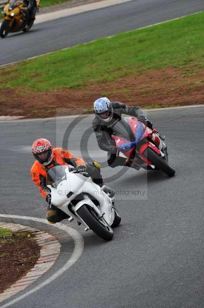 Mallory park Leicestershire;Mallory park photographs;Motorcycle action photographs;event digital images;eventdigitalimages;mallory park;no limits trackday;peter wileman photography;trackday;trackday digital images;trackday photos