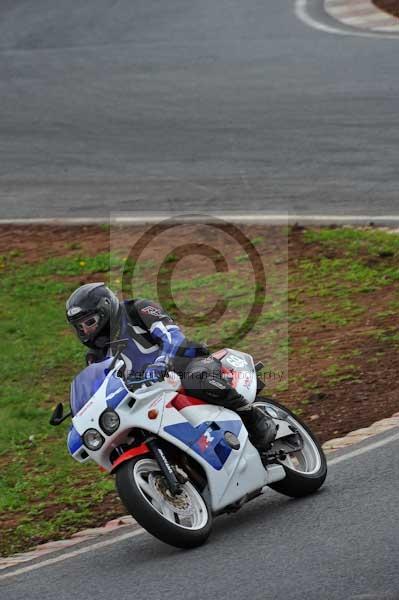 Mallory park Leicestershire;Mallory park photographs;Motorcycle action photographs;event digital images;eventdigitalimages;mallory park;no limits trackday;peter wileman photography;trackday;trackday digital images;trackday photos