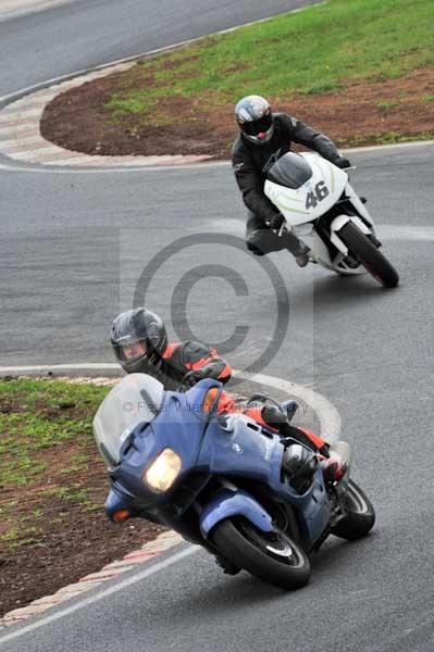 Mallory park Leicestershire;Mallory park photographs;Motorcycle action photographs;event digital images;eventdigitalimages;mallory park;no limits trackday;peter wileman photography;trackday;trackday digital images;trackday photos