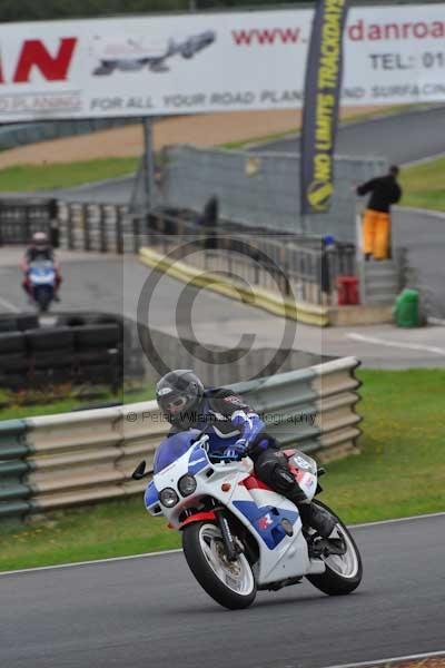 Mallory park Leicestershire;Mallory park photographs;Motorcycle action photographs;event digital images;eventdigitalimages;mallory park;no limits trackday;peter wileman photography;trackday;trackday digital images;trackday photos