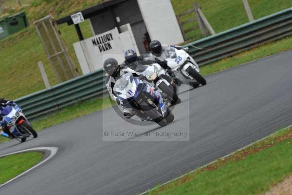 Mallory park Leicestershire;Mallory park photographs;Motorcycle action photographs;event digital images;eventdigitalimages;mallory park;no limits trackday;peter wileman photography;trackday;trackday digital images;trackday photos