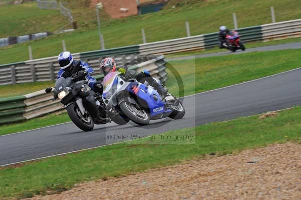 Mallory park Leicestershire;Mallory park photographs;Motorcycle action photographs;event digital images;eventdigitalimages;mallory park;no limits trackday;peter wileman photography;trackday;trackday digital images;trackday photos