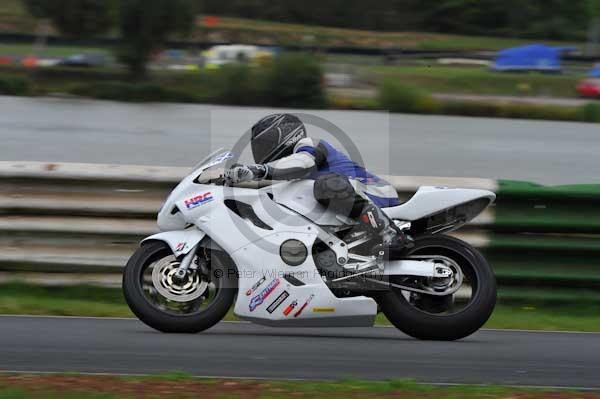 Mallory park Leicestershire;Mallory park photographs;Motorcycle action photographs;event digital images;eventdigitalimages;mallory park;no limits trackday;peter wileman photography;trackday;trackday digital images;trackday photos