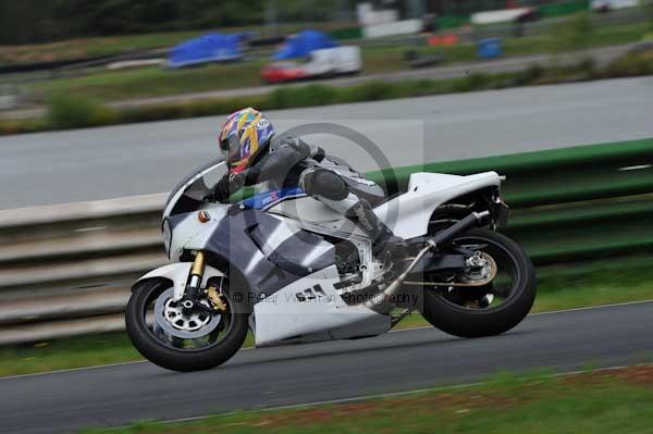 Mallory park Leicestershire;Mallory park photographs;Motorcycle action photographs;event digital images;eventdigitalimages;mallory park;no limits trackday;peter wileman photography;trackday;trackday digital images;trackday photos