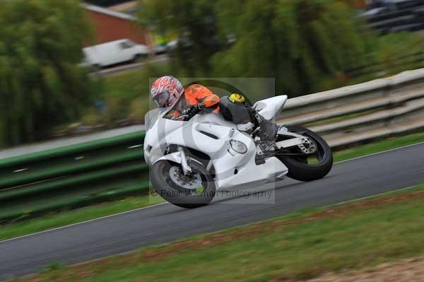 Mallory park Leicestershire;Mallory park photographs;Motorcycle action photographs;event digital images;eventdigitalimages;mallory park;no limits trackday;peter wileman photography;trackday;trackday digital images;trackday photos