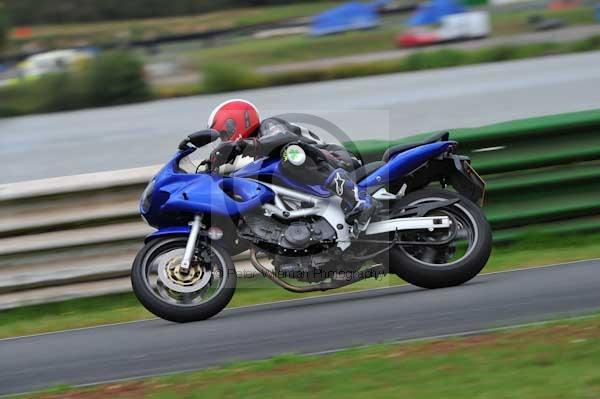 Mallory park Leicestershire;Mallory park photographs;Motorcycle action photographs;event digital images;eventdigitalimages;mallory park;no limits trackday;peter wileman photography;trackday;trackday digital images;trackday photos