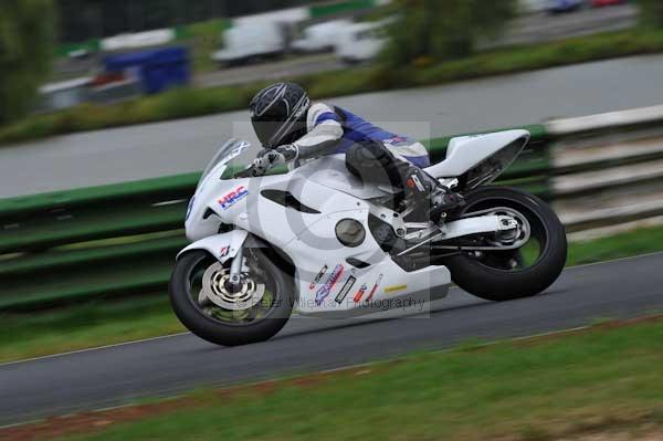 Mallory park Leicestershire;Mallory park photographs;Motorcycle action photographs;event digital images;eventdigitalimages;mallory park;no limits trackday;peter wileman photography;trackday;trackday digital images;trackday photos
