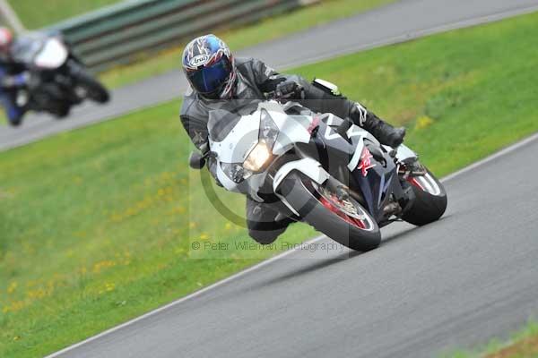 Mallory park Leicestershire;Mallory park photographs;Motorcycle action photographs;event digital images;eventdigitalimages;mallory park;no limits trackday;peter wileman photography;trackday;trackday digital images;trackday photos