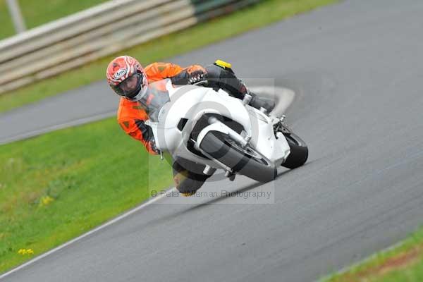 Mallory park Leicestershire;Mallory park photographs;Motorcycle action photographs;event digital images;eventdigitalimages;mallory park;no limits trackday;peter wileman photography;trackday;trackday digital images;trackday photos