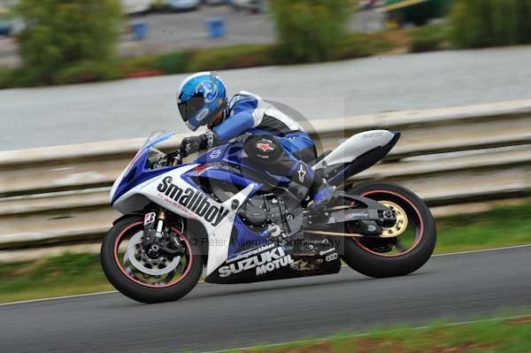 Mallory park Leicestershire;Mallory park photographs;Motorcycle action photographs;event digital images;eventdigitalimages;mallory park;no limits trackday;peter wileman photography;trackday;trackday digital images;trackday photos