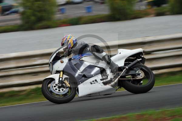 Mallory park Leicestershire;Mallory park photographs;Motorcycle action photographs;event digital images;eventdigitalimages;mallory park;no limits trackday;peter wileman photography;trackday;trackday digital images;trackday photos