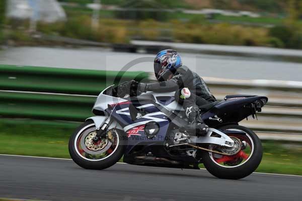 Mallory park Leicestershire;Mallory park photographs;Motorcycle action photographs;event digital images;eventdigitalimages;mallory park;no limits trackday;peter wileman photography;trackday;trackday digital images;trackday photos