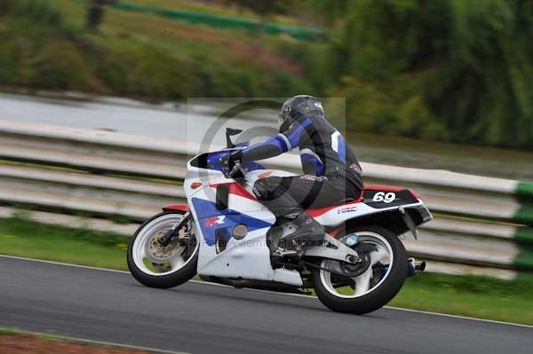Mallory park Leicestershire;Mallory park photographs;Motorcycle action photographs;event digital images;eventdigitalimages;mallory park;no limits trackday;peter wileman photography;trackday;trackday digital images;trackday photos