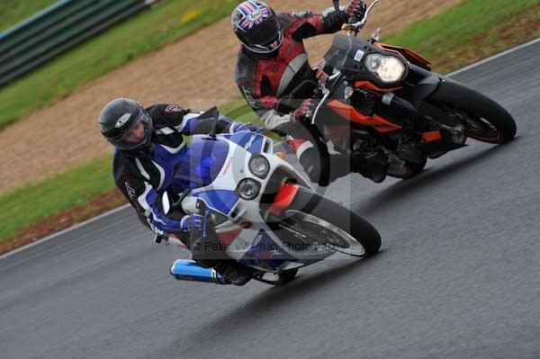 Mallory park Leicestershire;Mallory park photographs;Motorcycle action photographs;event digital images;eventdigitalimages;mallory park;no limits trackday;peter wileman photography;trackday;trackday digital images;trackday photos