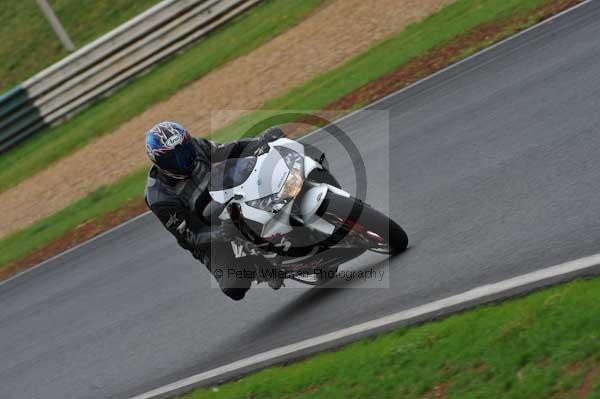 Mallory park Leicestershire;Mallory park photographs;Motorcycle action photographs;event digital images;eventdigitalimages;mallory park;no limits trackday;peter wileman photography;trackday;trackday digital images;trackday photos