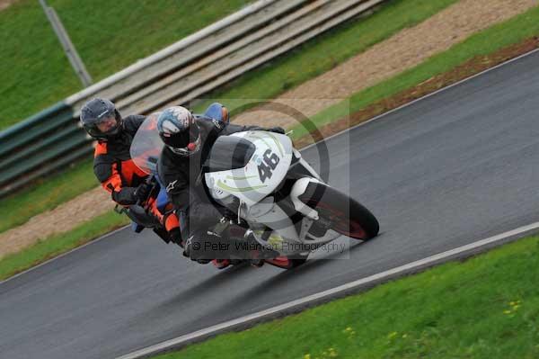 Mallory park Leicestershire;Mallory park photographs;Motorcycle action photographs;event digital images;eventdigitalimages;mallory park;no limits trackday;peter wileman photography;trackday;trackday digital images;trackday photos