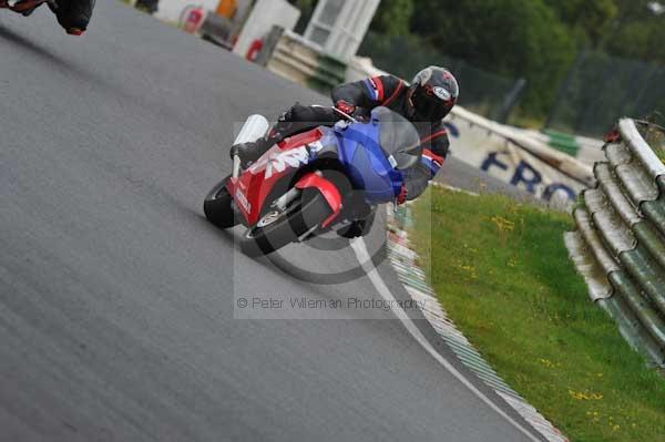 Mallory park Leicestershire;Mallory park photographs;Motorcycle action photographs;event digital images;eventdigitalimages;mallory park;no limits trackday;peter wileman photography;trackday;trackday digital images;trackday photos